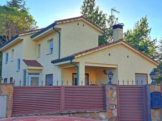 Foto 1 de Chalet en venta en Becerril de la Sierra de 4 habitaciones con terraza y garaje