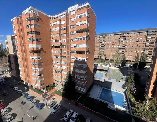 Foto 1 de Piso en venta en calle De Fermín Caballero de 3 habitaciones con terraza y piscina