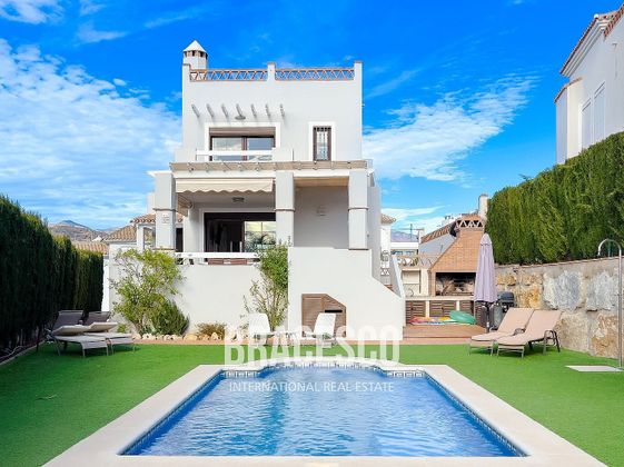 Foto 1 de Venta de casa en El Padrón - El Velerín - Voladilla de 4 habitaciones con terraza y piscina