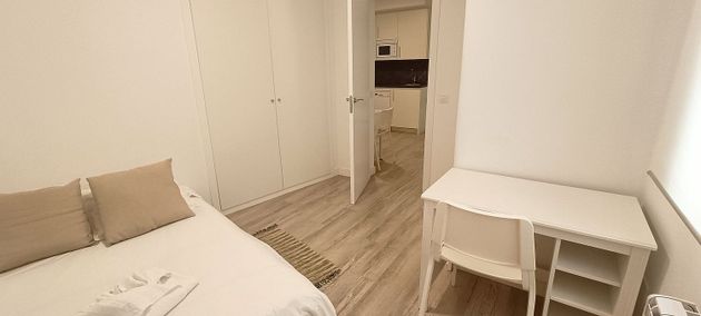 Foto 2 de Alquiler de piso en Argüelles de 2 habitaciones con muebles y calefacción