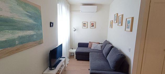 Foto 1 de Estudio en alquiler en calle De Hermosilla con muebles y aire acondicionado