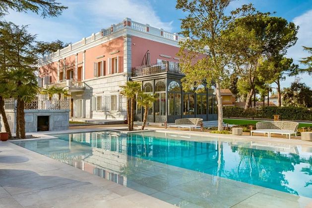 Foto 1 de Casa en venda a La Florida - El Plantío de 5 habitacions amb terrassa i piscina