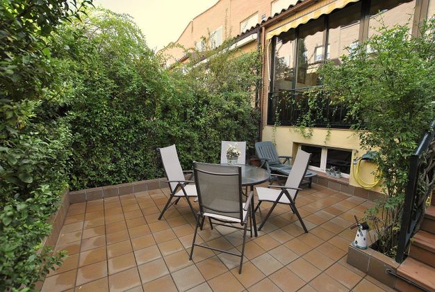 Foto 2 de Venta de casa en Mirasierra de 3 habitaciones con terraza y piscina