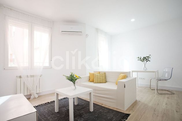 Foto 1 de Piso en venta en Sants-Badal de 3 habitaciones con terraza y aire acondicionado