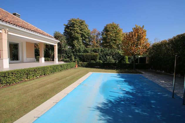 Foto 1 de Chalet en venta en El Encinar de los Reyes de 6 habitaciones con terraza y piscina