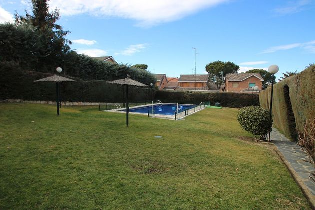 Foto 1 de Casa adossada en lloguer a El Soto de la Moraleja de 4 habitacions amb terrassa i piscina