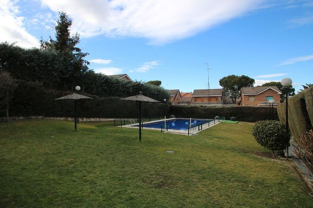 Foto 2 de Casa adossada en lloguer a El Soto de la Moraleja de 4 habitacions amb terrassa i piscina