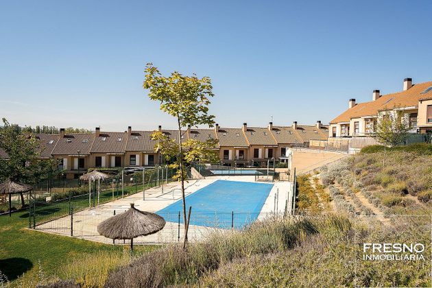 Foto 1 de Casa adossada en venda a Valdeolmos de 3 habitacions amb terrassa i piscina
