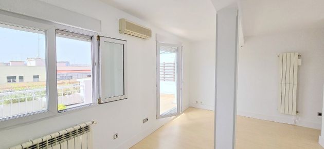 Foto 1 de Àtic en lloguer a Delicias de 1 habitació amb terrassa i aire acondicionat