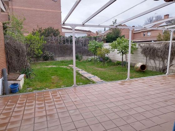 Foto 2 de Casa adosada en venta en Griñón de 4 habitaciones con terraza y jardín