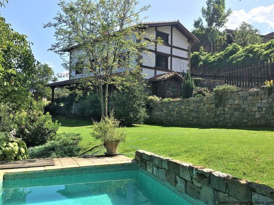 Foto 1 de Casa en venda a Pesaguero de 5 habitacions amb terrassa i piscina