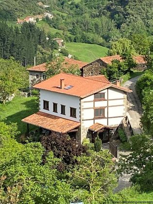 Foto 2 de Casa en venda a Pesaguero de 5 habitacions amb terrassa i piscina