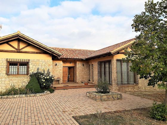 Foto 2 de Casa en venda a Medinaceli de 4 habitacions amb terrassa i piscina