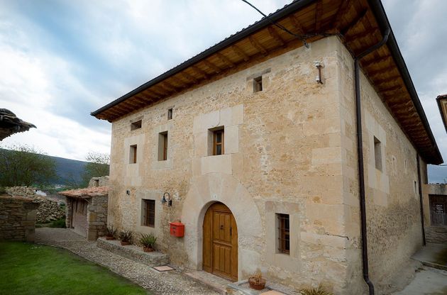 Foto 1 de Casa en venda a Merindad de Cuesta-Urria de 5 habitacions amb terrassa i jardí