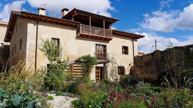 Foto 2 de Casa en venta en Merindad de Cuesta-Urria de 5 habitaciones con terraza y jardín