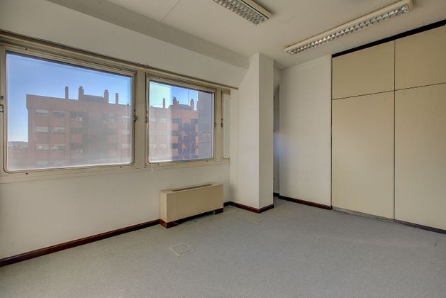 Foto 2 de Oficina en alquiler en calle Juan Esplandiú Madrid con terraza y garaje