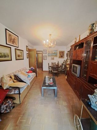 Foto 1 de Venta de piso en Vinateros de 3 habitaciones con terraza y garaje