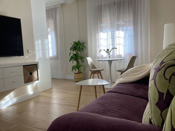 Foto 2 de Alquiler de piso en Almagro de 1 habitación con muebles y balcón