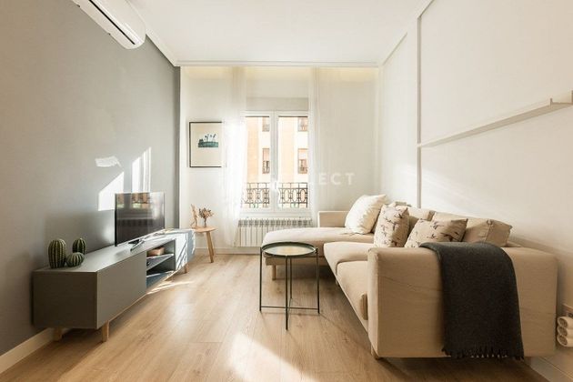 Foto 2 de Piso en alquiler en Nuevos Ministerios - Ríos Rosas de 2 habitaciones con muebles y balcón