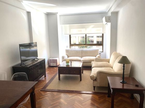 Foto 1 de Pis en lloguer a Nuevos Ministerios - Ríos Rosas de 2 habitacions amb terrassa i mobles
