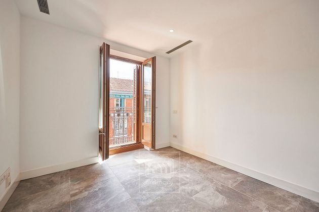 Foto 1 de Dúplex en venda a Embajadores - Lavapiés de 2 habitacions amb terrassa i aire acondicionat
