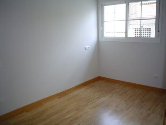 Foto 1 de Venta de piso en Villalba Estación de 1 habitación con terraza y garaje