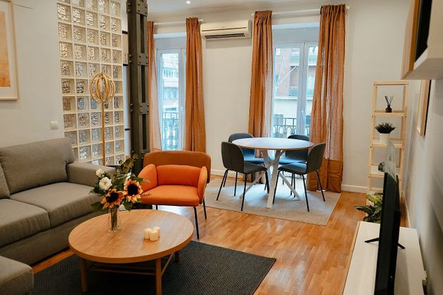 Foto 1 de Piso en alquiler en Nuevos Ministerios - Ríos Rosas de 1 habitación con muebles y balcón