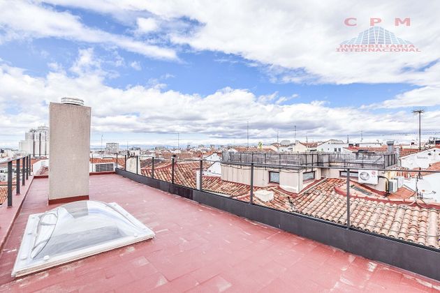 Foto 2 de Àtic en lloguer a Universidad - Malasaña de 2 habitacions amb terrassa i garatge