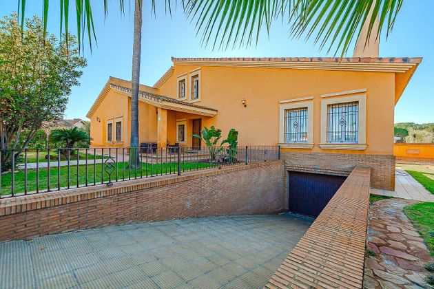 Foto 2 de Chalet en venta en Aljaraque de 5 habitaciones con terraza y piscina