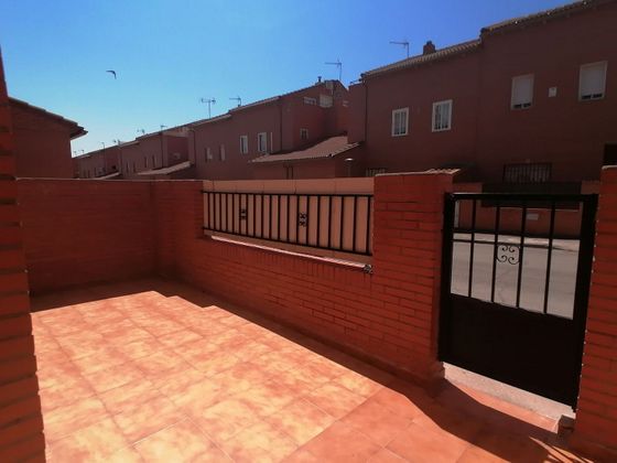 Foto 1 de Casa adossada en venda a Chozas de Canales de 4 habitacions amb terrassa i garatge