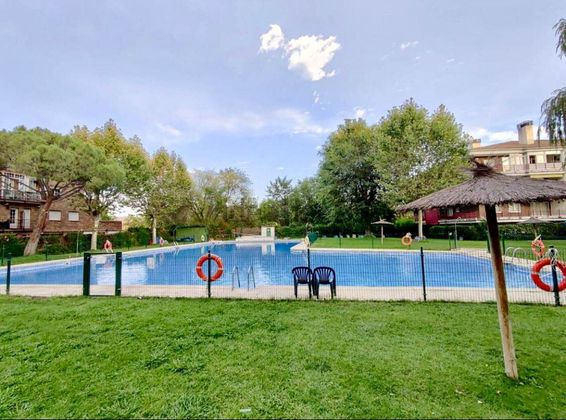 Foto 2 de Pis en venda a Los Negrales de 3 habitacions amb terrassa i piscina