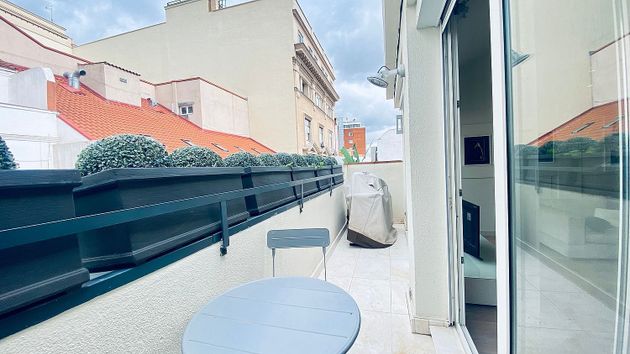 Foto 2 de Ático en alquiler en calle De Los Madrazo de 2 habitaciones con terraza y muebles