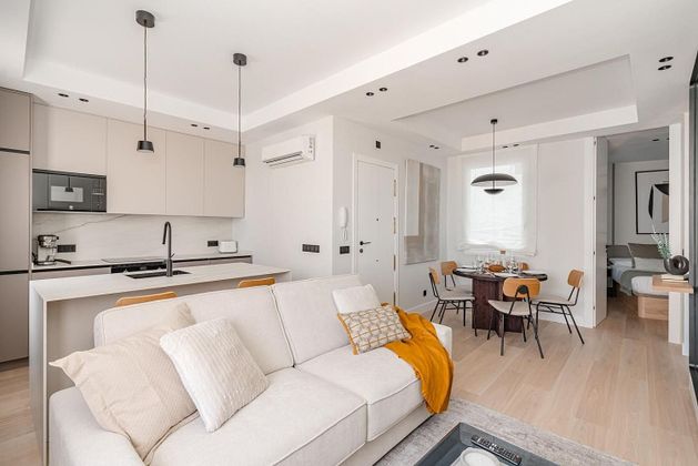Foto 1 de Venta de piso en calle Escorial de 2 habitaciones con aire acondicionado y calefacción