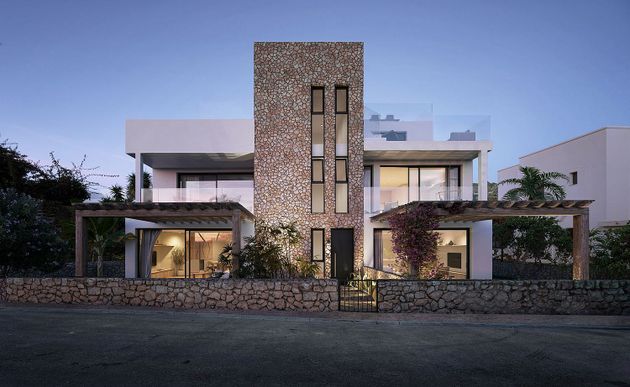 Foto 1 de Casa en venda a calle Del Canari de 3 habitacions amb terrassa i piscina