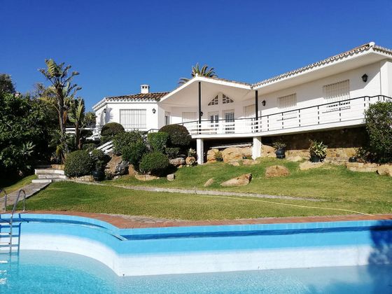 Foto 1 de Xalet en venda a calle Torreguadiaro de 4 habitacions amb terrassa i piscina