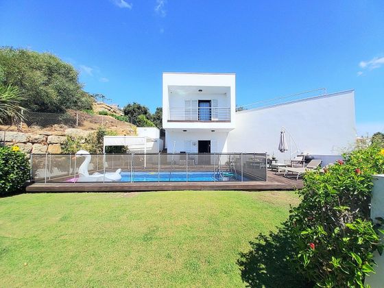 Foto 1 de Xalet en venda a avenida De Torreguadiaro de 5 habitacions amb terrassa i piscina