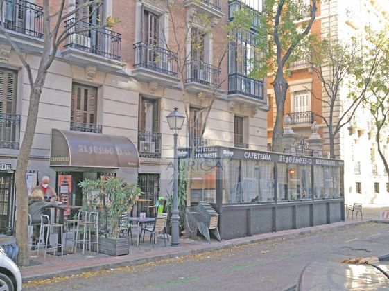 Foto 1 de Venta de local en calle De Alfonso XI con terraza