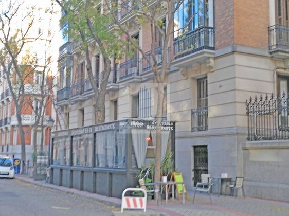 Foto 2 de Venta de local en calle De Alfonso XI con terraza