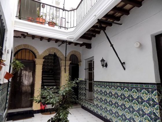 Foto 1 de Casa adossada en venda a Centro - Puerto de Santa María (El) de 10 habitacions amb terrassa i balcó