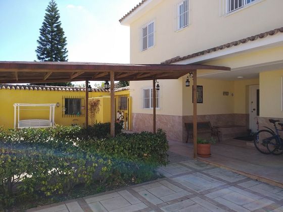 Foto 1 de Chalet en venta en Valdelagrana de 6 habitaciones con terraza y piscina
