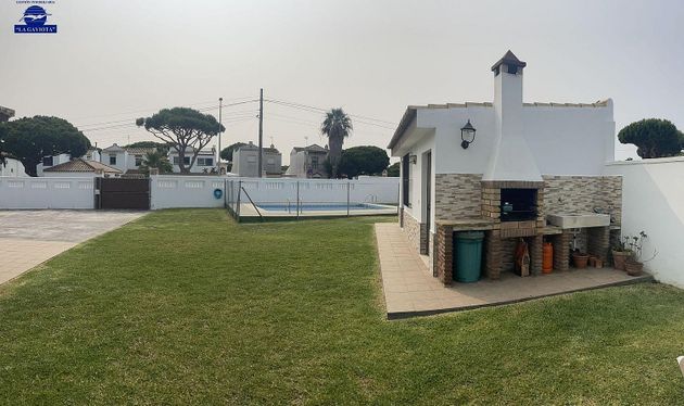 Foto 2 de Chalet en venta en Sancti Petri - La Barrosa de 3 habitaciones con terraza y piscina
