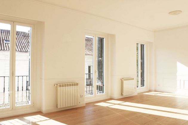 Foto 1 de Venta de piso en Embajadores - Lavapiés de 2 habitaciones con balcón y aire acondicionado