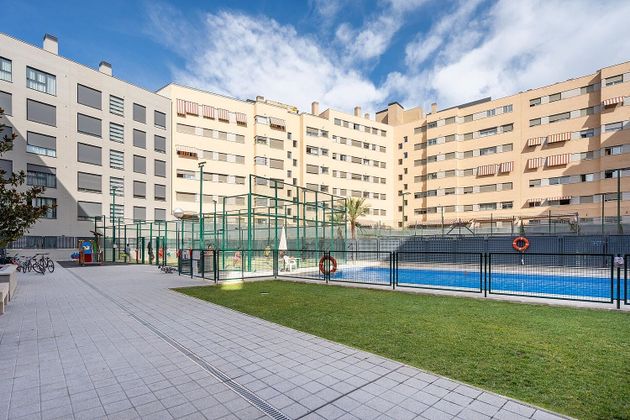 Foto 1 de Pis en venda a calle De Las Nebulosas de 4 habitacions amb piscina i jardí
