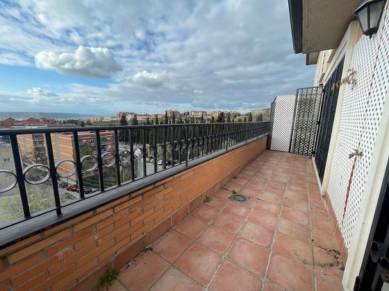 Foto 1 de Àtic en lloguer a avenida De Andalucia de 2 habitacions amb terrassa i garatge