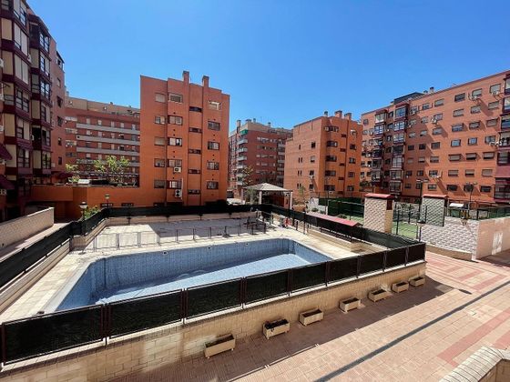 Foto 1 de Pis en lloguer a calle Rutilo de 3 habitacions amb terrassa i piscina