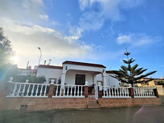 Foto 2 de Casa en venda a calle Manzana de 3 habitacions amb terrassa i garatge