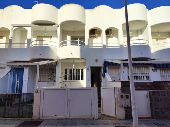 Foto 2 de Casa adosada en venta en pasaje de 3 habitaciones con terraza y garaje