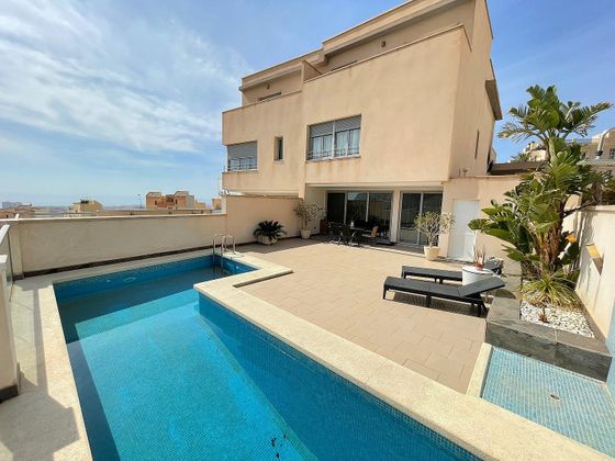Foto 1 de Venta de casa adosada en calle Miguel Rueda de 3 habitaciones con terraza y piscina