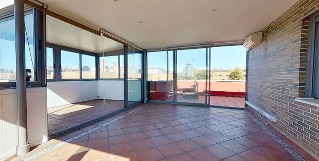 Foto 2 de Ático en venta en El Encinar de los Reyes de 3 habitaciones con terraza y piscina