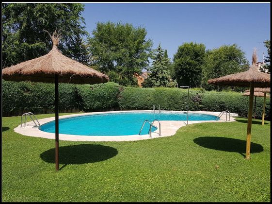 Foto 1 de Casa adossada en venda a El Soto de la Moraleja de 5 habitacions amb terrassa i piscina
